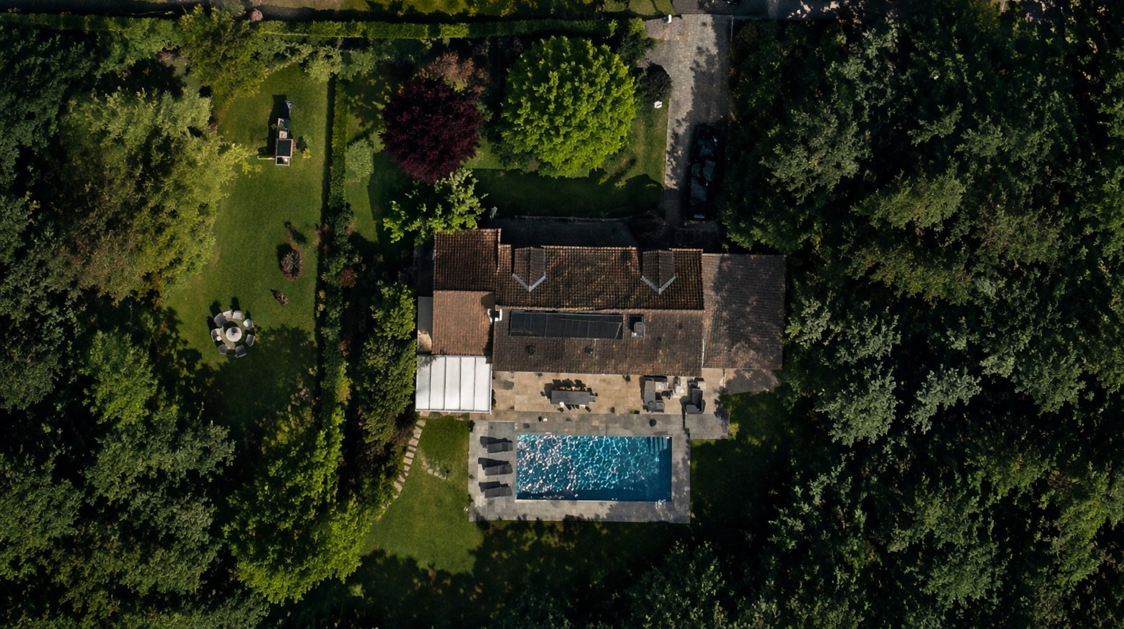 3D-render van de tuin met zwembad